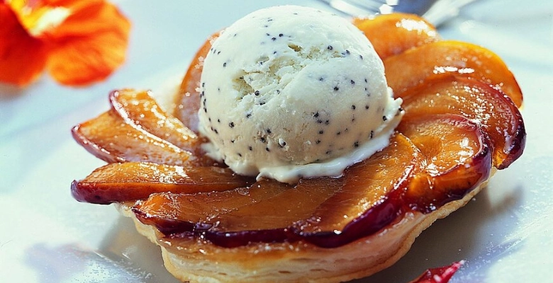 Tarte tatin aux nectarines et sa glace au pavot bio