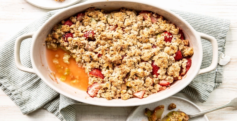 Crumble à la rhubarbe et à la fraise avec glace à la vanille