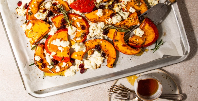 Zucca bio al forno con feta, mirtilli rossi e miele 