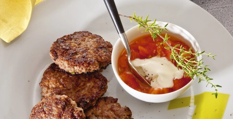 Galettes de viande hachée à la sauce tomate bio