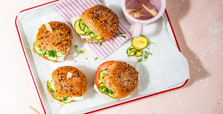 Sandwichs de pain complet aux courgettes et au fromage