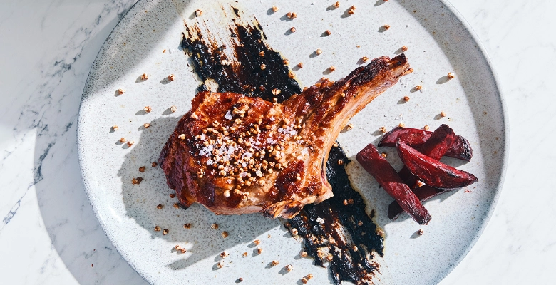Kalbskotelett mit Randen-Frites, geröstetem Buchweizen und schwarzem Knoblauch