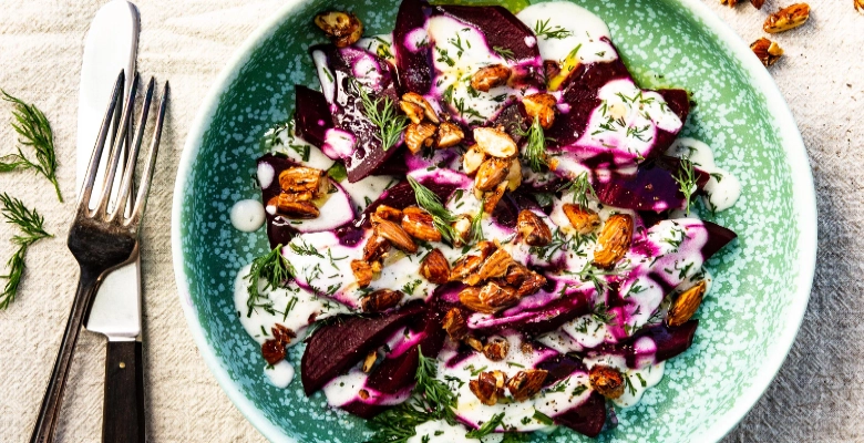 Salade de betteraves rouges avec sauce crémeuse à l’aneth