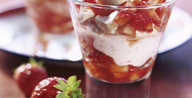 Verrines de fraises et de meringues bio