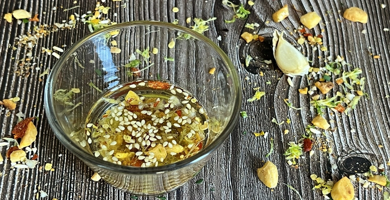 Topping à l’huile pimentée avec zestes d’agrumes et noisettes grillées