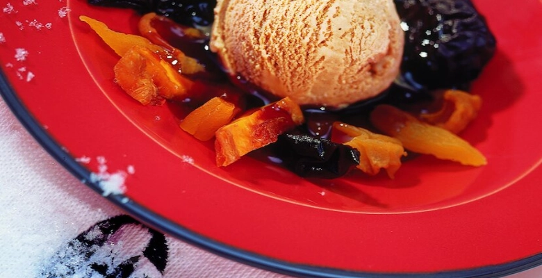 Crème glacée au thé sur compote de fruits secs bio