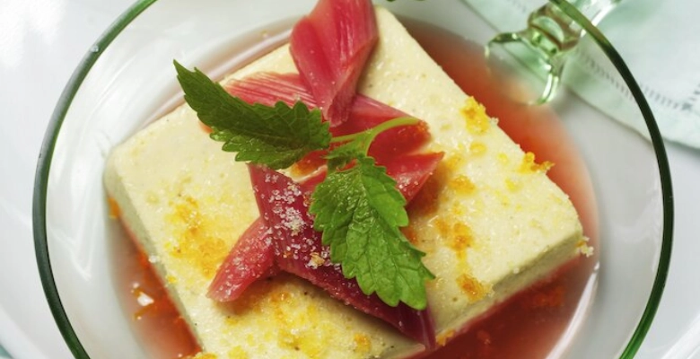 Flan au chocolat blanc et à la rhubarbe bio
