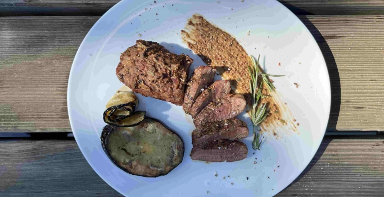 Agneau bio en croûte de moutarde et de vinaigre balsamique aux légumes grillés