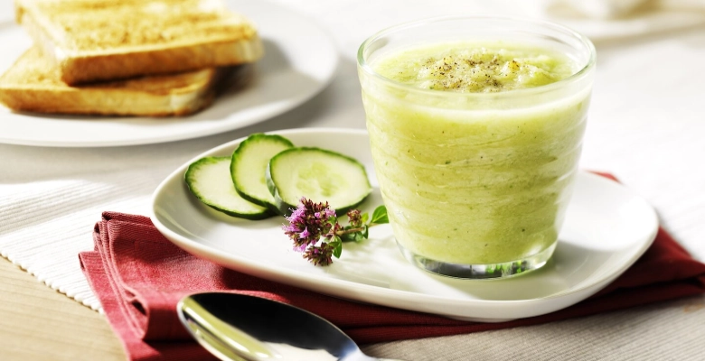 Le rafraîchissant gazpacho aux concombres bio
