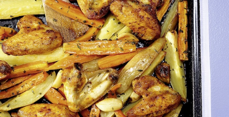 Poulet et légumes rôtis bio sur plaque