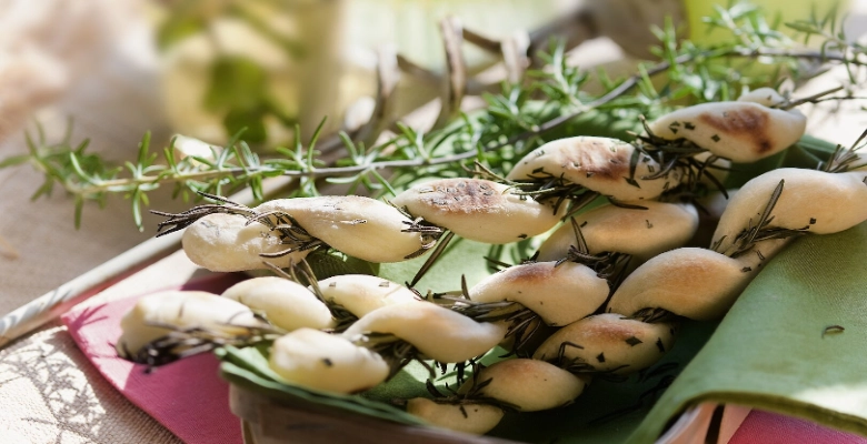 Serpentins de pain au romarin cuits au barbecue bio
