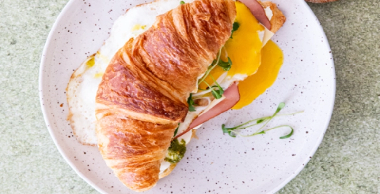 Sandwich au croissant bio avec œuf au plat