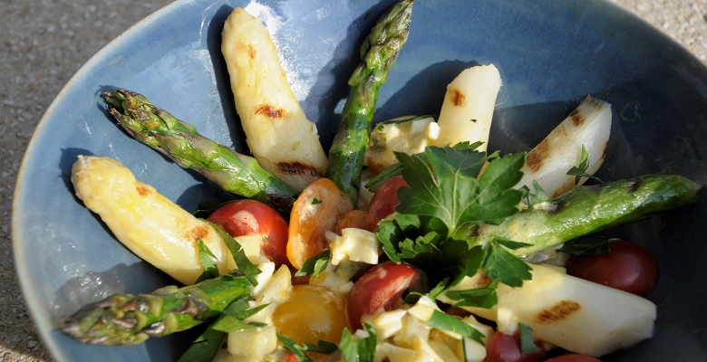 Spargelsalat vom Grill mit bunten Tomaten