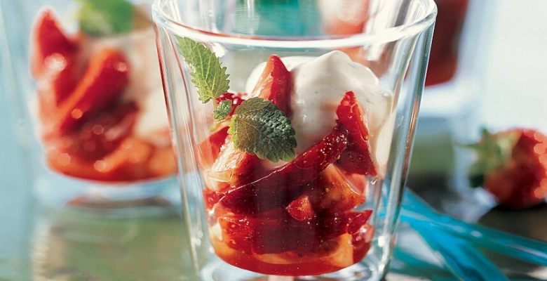 Verrines de fraises au mascarpone et à la mélisse bio