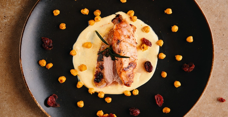 Gitzi-Gigot mit Harissa-Honig-Marinade, gerösteten Kichererbsen und Curcuma-Jogurt