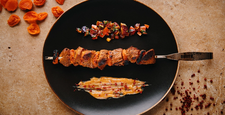 Orientalische Lammspiesse mit Aprikosen, Tahinisauce und Dattelsalsa