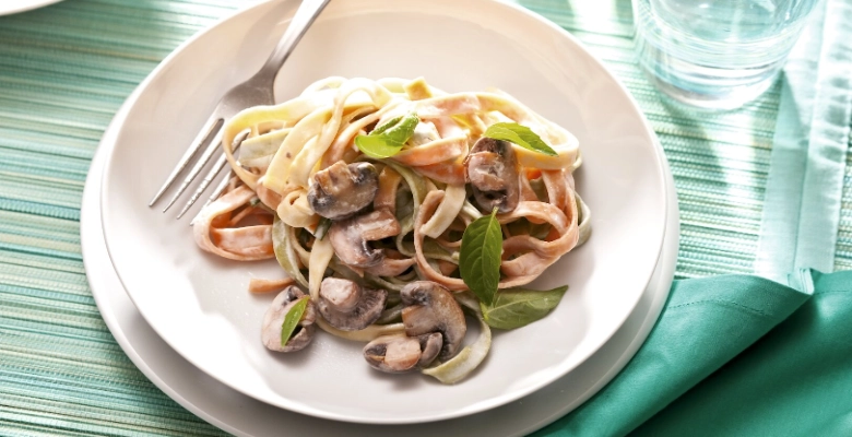 Nouilles tricolores aux champignons à la crème bio