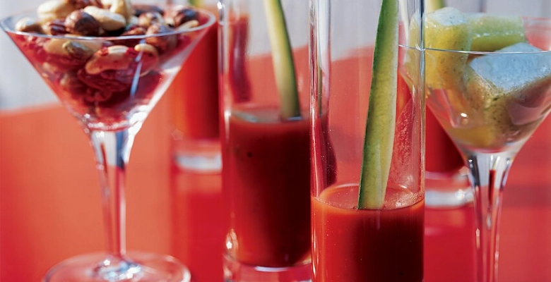 Bloody Mary glaçons au concombre et noix grillées au poivre bio