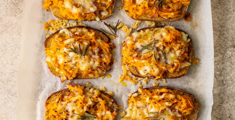 Tartines au fromage à fondue et à la courge bio