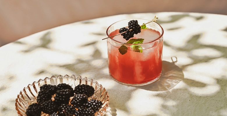 Mocktail mûres et mélisse citronnée