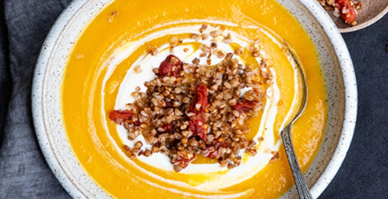 Soupe de carottes et crunch au sarrasin