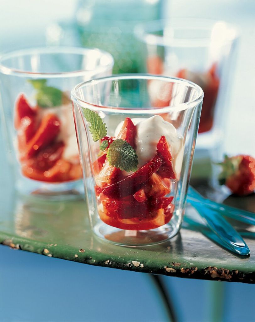 Verrines de fraises au mascarpone et à la mélisse bio