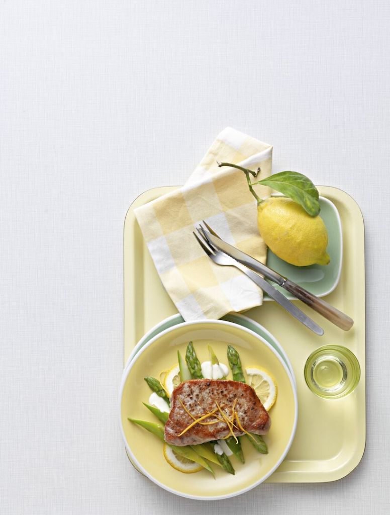 Bistecca di maiale bio su letto di asparagi al limone