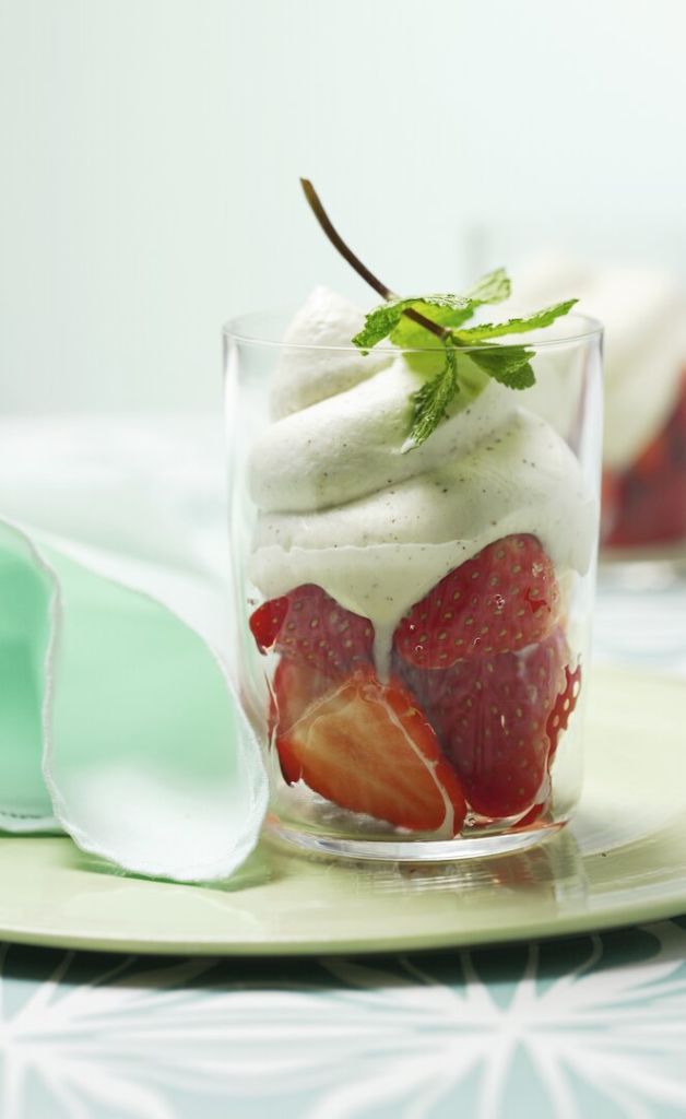 Bio-Erdbeer-Dessert im Glas