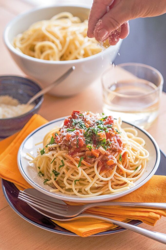 Bio-Spaghetti mit Gemüse-Hackfleisch-Sugo