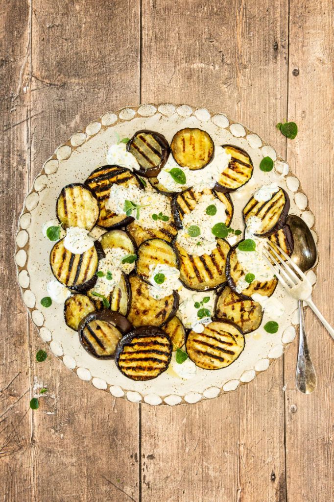 Grillierte Bio-Auberginen mit Joghurtsauce