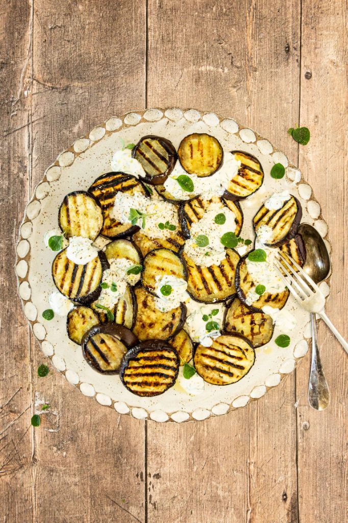 Aubergines bio grillées avec sauce au yogourt