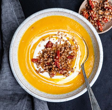 Zuppa di carote con croccante di grano saraceno